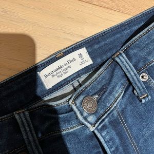 Abercrombie & Fitch - High Rise Legging Jeans